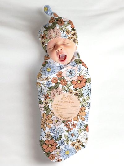 Nerborn Baby Girl 4-Piece Set Of Printed Photography Wraps, Newborn Wraps, Fetal Caps, Headbands, Birth Month Commemorative Wood Chip Cards