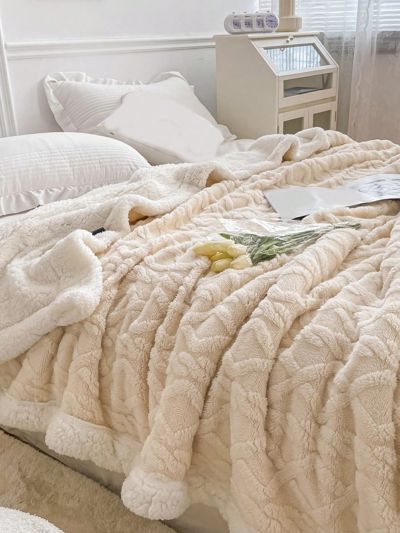 1pc Ecru Polyester Jacquard Blanket With Ab Version Tafta & Plush Lambswool Edges