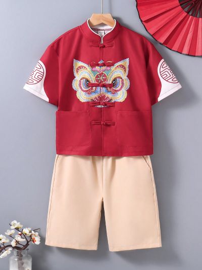 SHEIN Kids EVRYDAY Tween Boys Lion Dance Pattern Short Sleeve Top And Shorts Chinese Style Two Piece Suit With Buckles