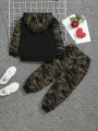 SHEIN Kids EVRYDAY Toddler Boys' Cute & Comfortable English Printed Color-blocked Camouflage Hoodie And Sweatpants Set