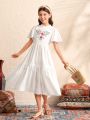 SHEIN Kids QTFun Tween Girls' Ruffle Collar Short Sleeve Dress With Flower Printed Hem And Belt