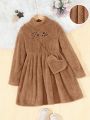 SHEIN Kids QTFun Big Girls' Knitted Solid Color Woolen Cloth Dress With Embroidered Letters, Stand Collar, And A Casual Crossbody Bag