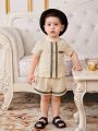 SHEIN Baby Boy Geometric Pattern Woven Tape Short Sleeve Top And Shorts Set