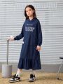 SHEIN Kids Nujoom Tween Girl Slogan Graphic Drop Shoulder Ruffle Hem Hooded Sweatshirt Dress