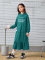 SHEIN Kids Nujoom Girls' Hoodie Dress With Kangaroo Pocket & Letter Print Design For Juniors