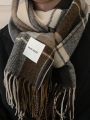 A Brown Plaid Men's Scarf Is Fashionable, Versatile, Soft And Warm, Suitable For Daily Wear