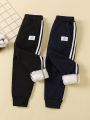 Young Boy 2pcs Letter Patched Detail Striped Tape Side Thermal Sweatpants