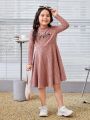 SHEIN Kids KDOMO Little Girls' Loose Academy-inspired Stand Collar Letter Print Dress
