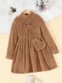 SHEIN Kids QTFun Big Girls' Knitted Solid Color Woolen Cloth Dress With Embroidered Letters, Stand Collar, And A Casual Crossbody Bag