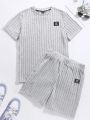 Manfinity Men'S Letter Patched Short Sleeve T-Shirt And Shorts Two Piece Set