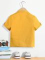 SHEIN Kids EVRYDAY Young Boy 1pc Casual Sports Street Fashionable Holiday Pockets & Letter Decorated Color-Block Folded Short Sleeve Shirt, Stand Collar, Slim Fit, Yellow Color, Suitable For Daily Wear, School, Sports, Spring And Summer Season