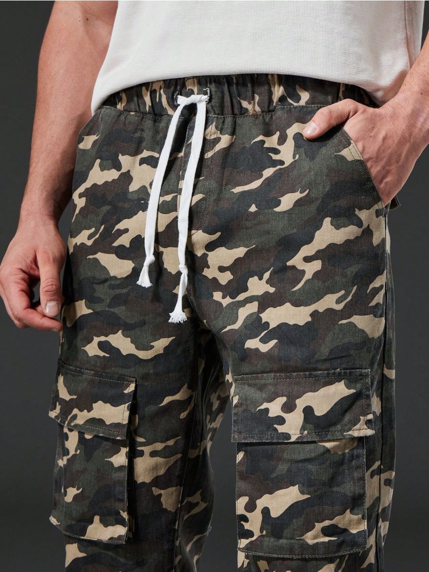 Men Plus Camo Print Drawstring Waist Cargo Jeans