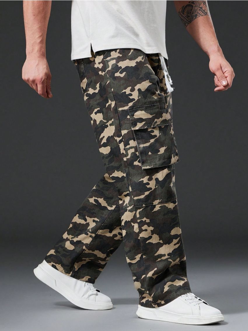 Men Plus Camo Print Drawstring Waist Cargo Jeans