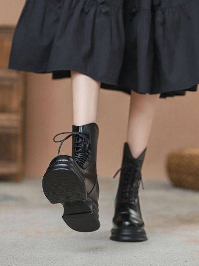 Women's Fashionable Short Boots With College Style Design