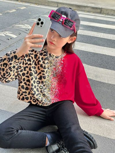 SHEIN Kids Y2Kool Girls' Sporty Sweatshirt With Sweet & Cool Design, Knitted Crew Neck And Long Sleeves