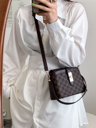 Lightweight,Business Casual Mini Letter Graphic Twist Lock Square Bag For Teen Girls Women College Students,Rookies & White-collar Workers Perfect for Office,College,Work ,Business,Commute,Outdoors, Travel, Outings