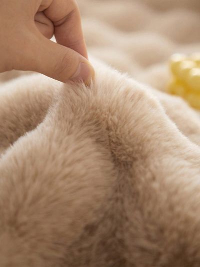 1pc Solid Color Bubble Blanket, Soft, Warm & Skin-friendly For Kids & Adults, Suitable For Bed & Sofa
