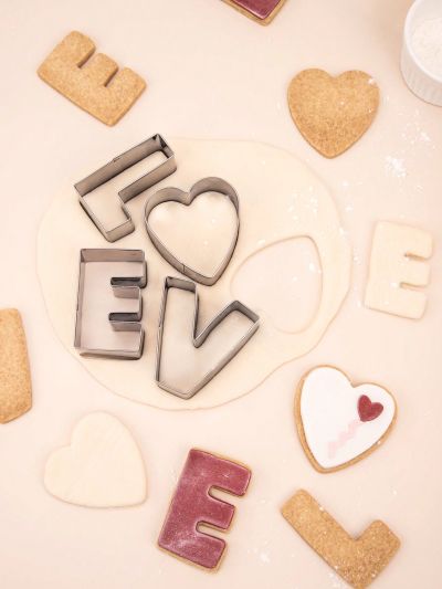 SHEIN Basic living 4 PCs Valentine's Day Cookie Cutter Set  Stainless Steel Biscuit Pastry Cutters