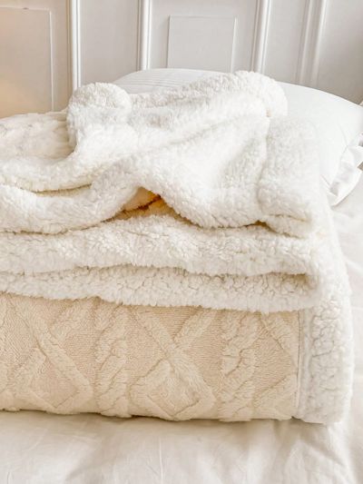 1pc Ecru Polyester Jacquard Blanket With Ab Version Tafta & Plush Lambswool Edges