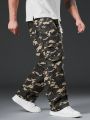 Men Plus Camo Print Drawstring Waist Cargo Jeans
